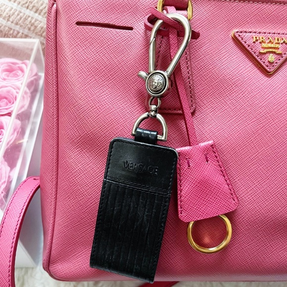 Authentic Gianni Versace Vintage Medusa Black Leather Key Holder / Bag Charm - Picture 3 of 11